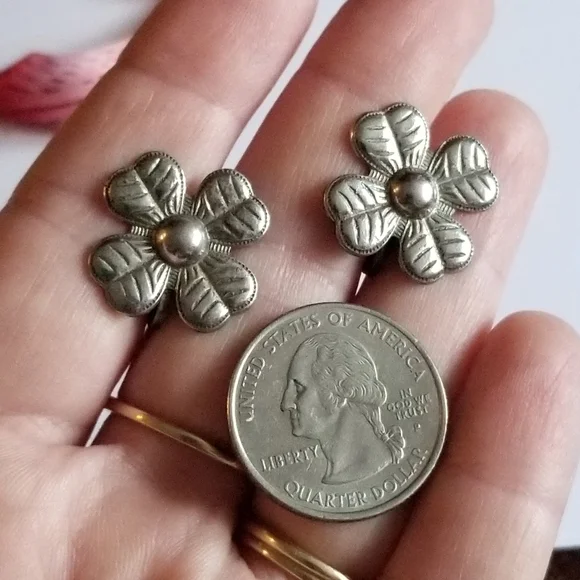 Relisted -Vintage four leaf clover screwback earrings silver tone metal - Picture 5 of 11